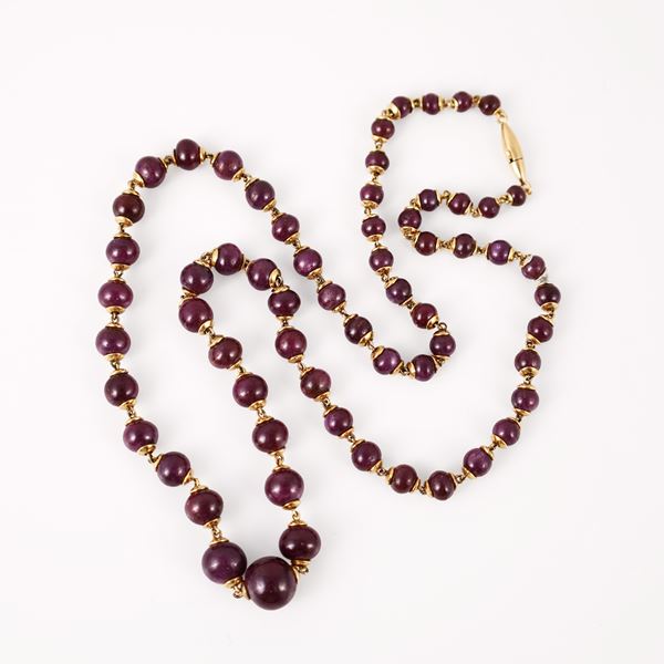 18KT GOLD NECKLACE WITH OPAQUE RUBY BEADS (minor losses and fêlure)