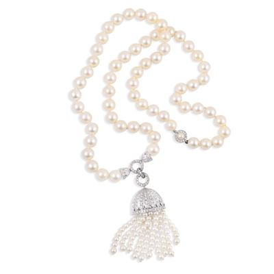 Collana in perle coltivate con pendente in oro bianco 18Kt ornato da diamanti