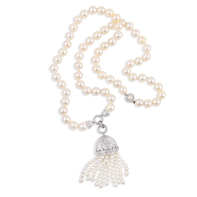 Collana in perle coltivate con pendente in oro bianco 18Kt ornato da diamanti