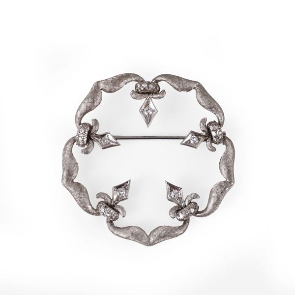 18KT GOLD BROOCH SET WITH DIAMONDS