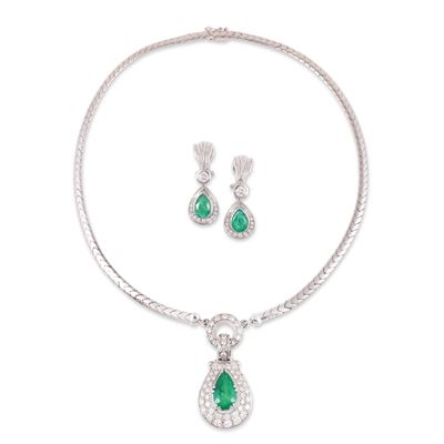 Gioiello in oro bianco 18Kt con pendente e orecchini a clip, smeraldi e brillanti