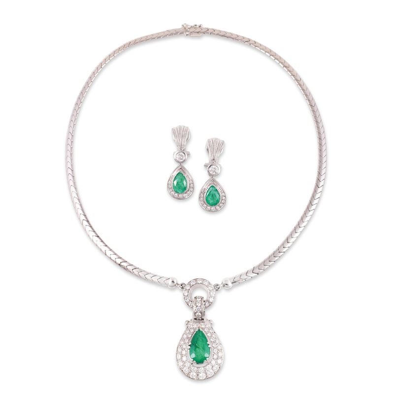 Gioiello in oro bianco 18Kt con pendente e orecchini a clip, smeraldi e brillanti