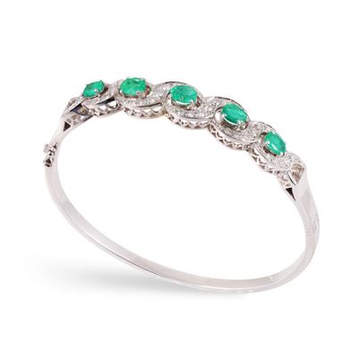 Bracciale rigido in oro bianco 18Kt con smeraldi e diamanti