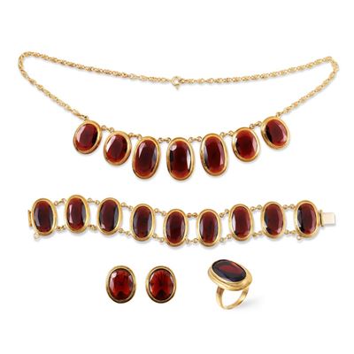 Parure in oro giallo 18Kt con granati ovali