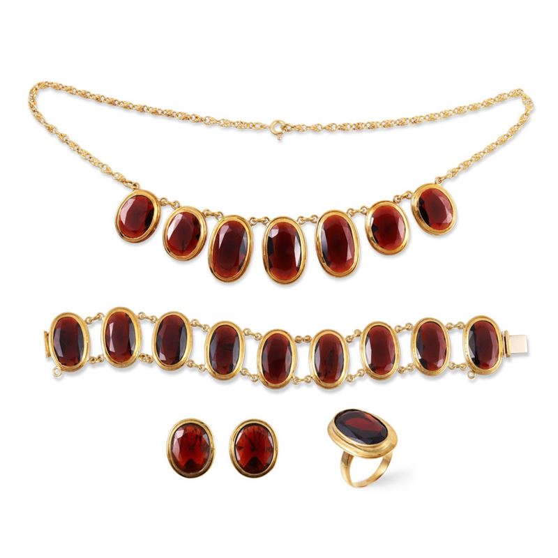 Parure in oro giallo 18Kt con granati ovali