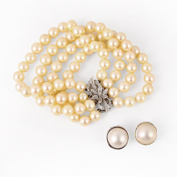 18KT GOLD LOT COMPRISING A PAIR OF EARRINGS SET WITH MABÉ AND A THREE-STRAND CULTURED PEARL BRACELET WITH 18KT GOLD AND DIAMOND CLASP