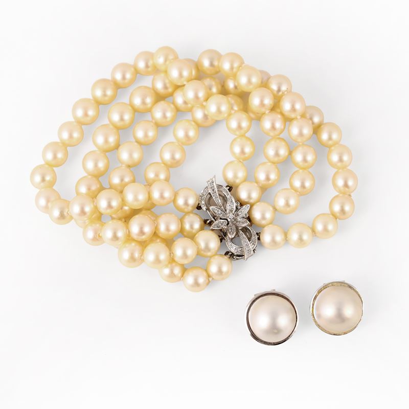 Composizione gioielli, orecchini con mabé e bracciale a tre fili di perle coltivate in oro bianco...