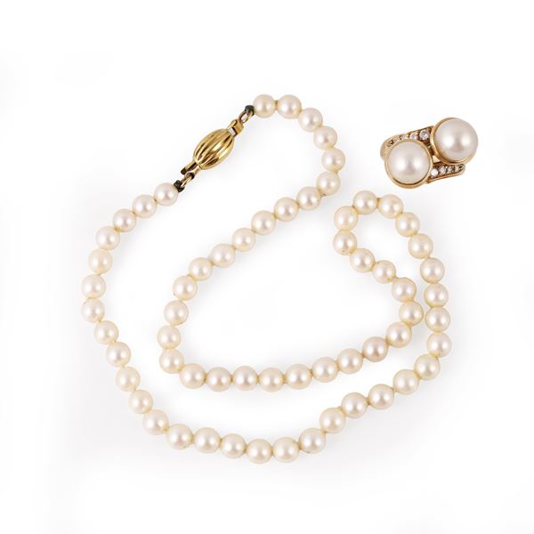 18KT GOLD LOT COMPRISING A RING SET WITH CULTURED PEARLS AND DIAMONDS AND A SINGLE-STRAND CULTURED PEARL NECKLACE WITH 18KT GOLD CLASP