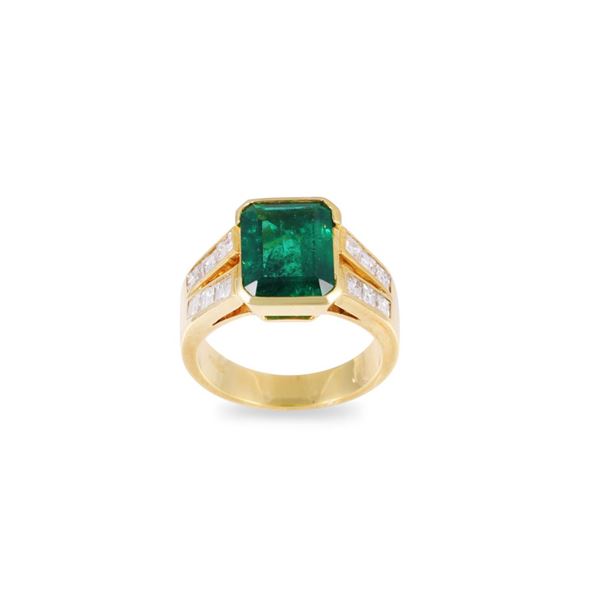 18KT GOLD RING SET WITH EMERALD AND DIAMONDS