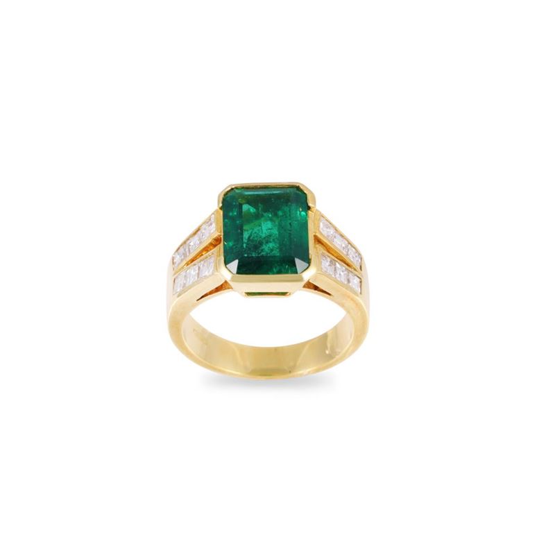 Anello in oro giallo 18Kt con smeraldo e diamanti
