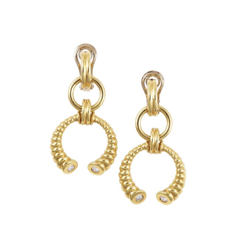 Orecchini in oro giallo 18Kt con pendenti ornati di brillanti