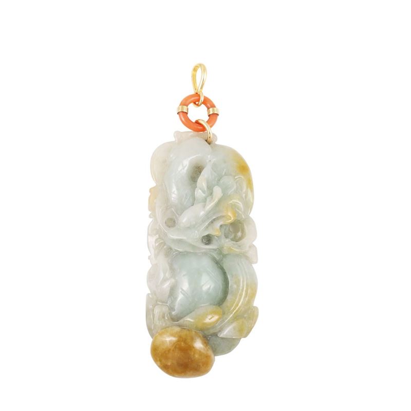 Pendaglio in giadeite incisa con drago, anelli in corallo e oro giallo 18Kt