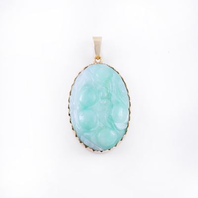 Pendente in giadeite ovale incisa con montatura in oro giallo 18Kt