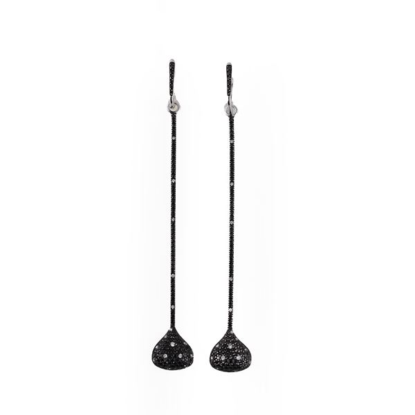 18KT GOLD EARRINGS SET WITH BLACK AND COLORLESS DIAMONDS