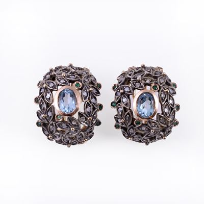 Orecchini con motivo vegetale, argento e oro, clip in oro giallo 18 kt con topazi azzurri, smeral...