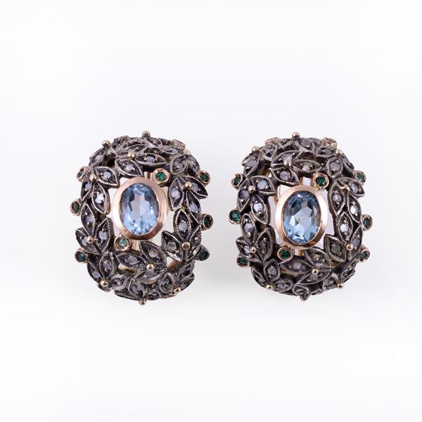 9KT GOLD, SILVER AND 18KT GOLD EARRINGS SET WITH BLUE TOPAZ, EMERALDS AND ROSE-CUT DIAMONDS (minor losses)