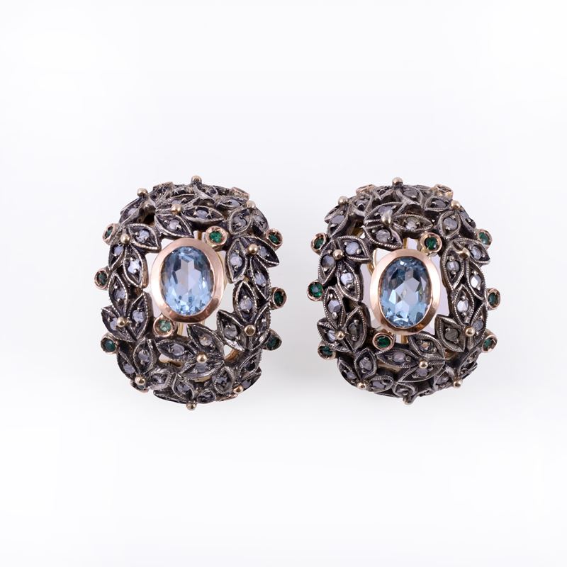 Orecchini con motivo vegetale, argento e oro, clip in oro giallo 18 kt con topazi azzurri, smeral...