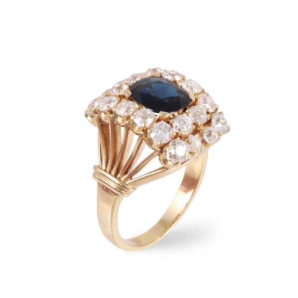18KT GOLD RING SET WITH OLD CUT DIAMONDS AND SAPPHIRE