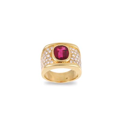 Anello in oro giallo 18 kt con zaffiri/pavé di brillanti e rubino ovale