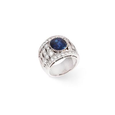 Anello in oro bianco 18Kt con zaffiro ovale e brillanti