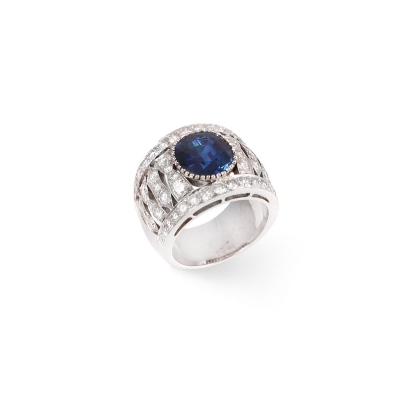 Anello in oro bianco 18Kt con zaffiro ovale e brillanti