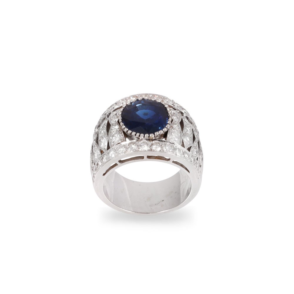 Anello in oro bianco 18Kt con zaffiro ovale e brillanti