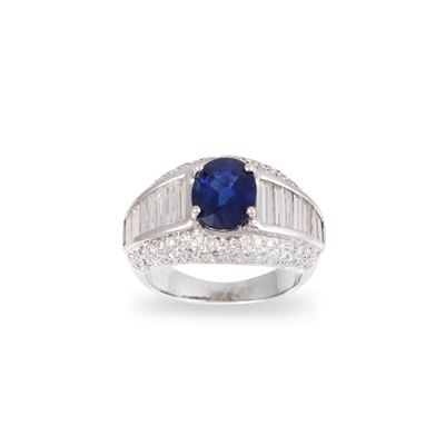Anello in oro bianco 18Kt con zaffiro ovale e diamanti