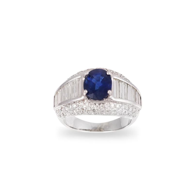 Anello in oro bianco 18Kt con zaffiro ovale e diamanti