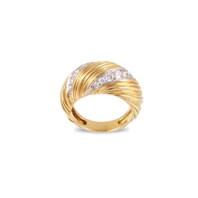 Kutchinsky, Anello a fascia bombata in oro 18Kt con brillanti