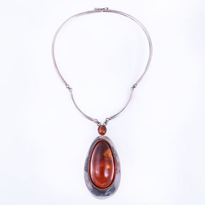 Girocollo in argento 800/1000 con grande pendente ovale in ambra cabochon