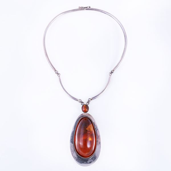 800 SILVER NECKLACE WITH AN AMBER-SET PENDANT