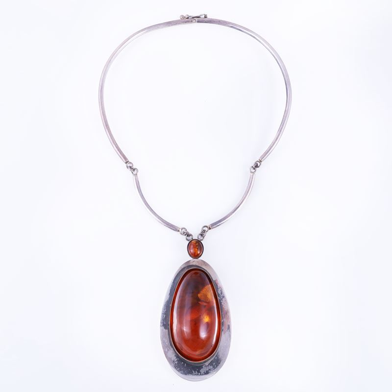 Girocollo in argento 800/1000 con grande pendente ovale in ambra cabochon