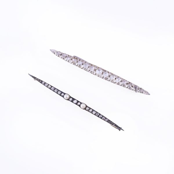 LOT COMPRISING TWO BROOCHES IN 18KT GOLD AND IN SILVER AND 18KT GOLD, SET WITH ROSE CUT DIAMONDS AND PEARLS