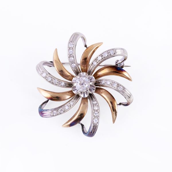 18KT GOLD BROOCH SET WITH DIAMONDS