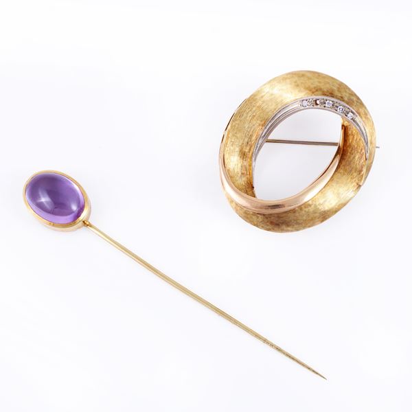 18KT GOLD LOT COMPRISING A BROOCH SET WITH SMALL DIAMONDS (one missing) AND A PIN SET WITH AN AMETHYST