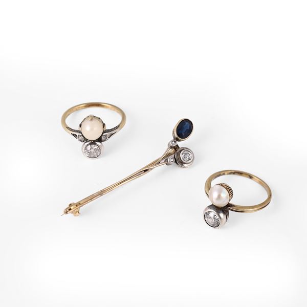 18KT GOLD AND SILVER LOT COMPRISING A BROOCH SET WITH A SAPPHIRE AND AN OLD EUROPEAN CUT DIAMOND AND TWO RINGS SET WITH OLD EUROPEAN CUT DIAMONDS AND HALF PEARLS