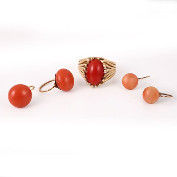 18KT GOLD LOT COMPRISING A RING AND TWO PAIRS OF EARRINGS SET WITH CORAL