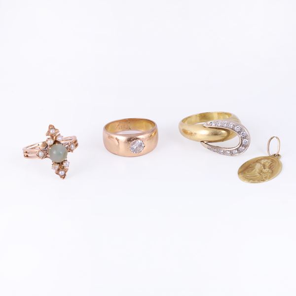 A LOT IN 18KT GOLD COMPRISING A MEDAL AND THREE RINGS SET WITH DIAMONDS, CAT'S EYE CHRYSOBERYL AND HALF PEARLS