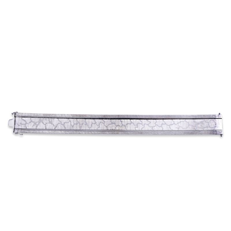 Bracciale, oro bianco 18 kt a nastro satinato e inciso