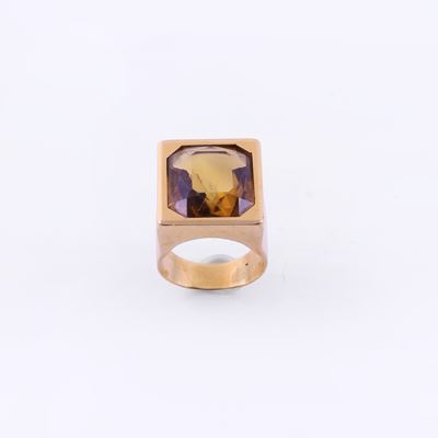 Anello, oro giallo 18 kt con quarzo ottagonale su fascia