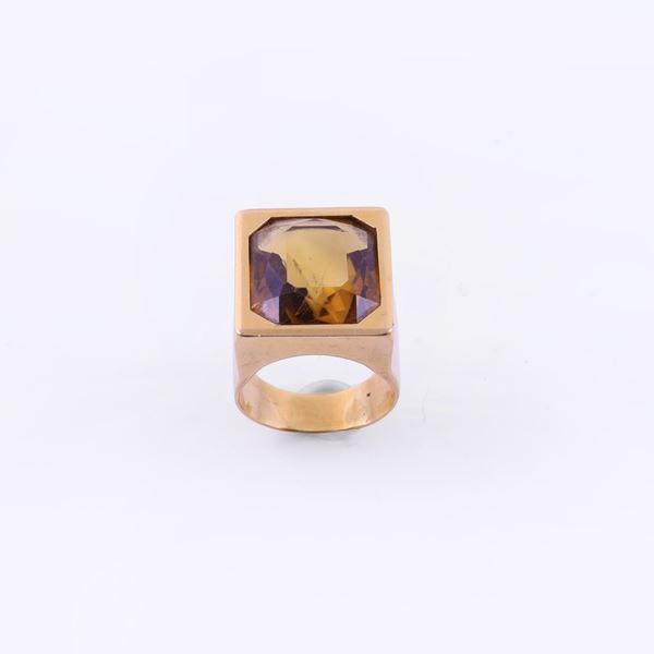 18KT GOLD RING SET WITH QUARTZ (minor losses)