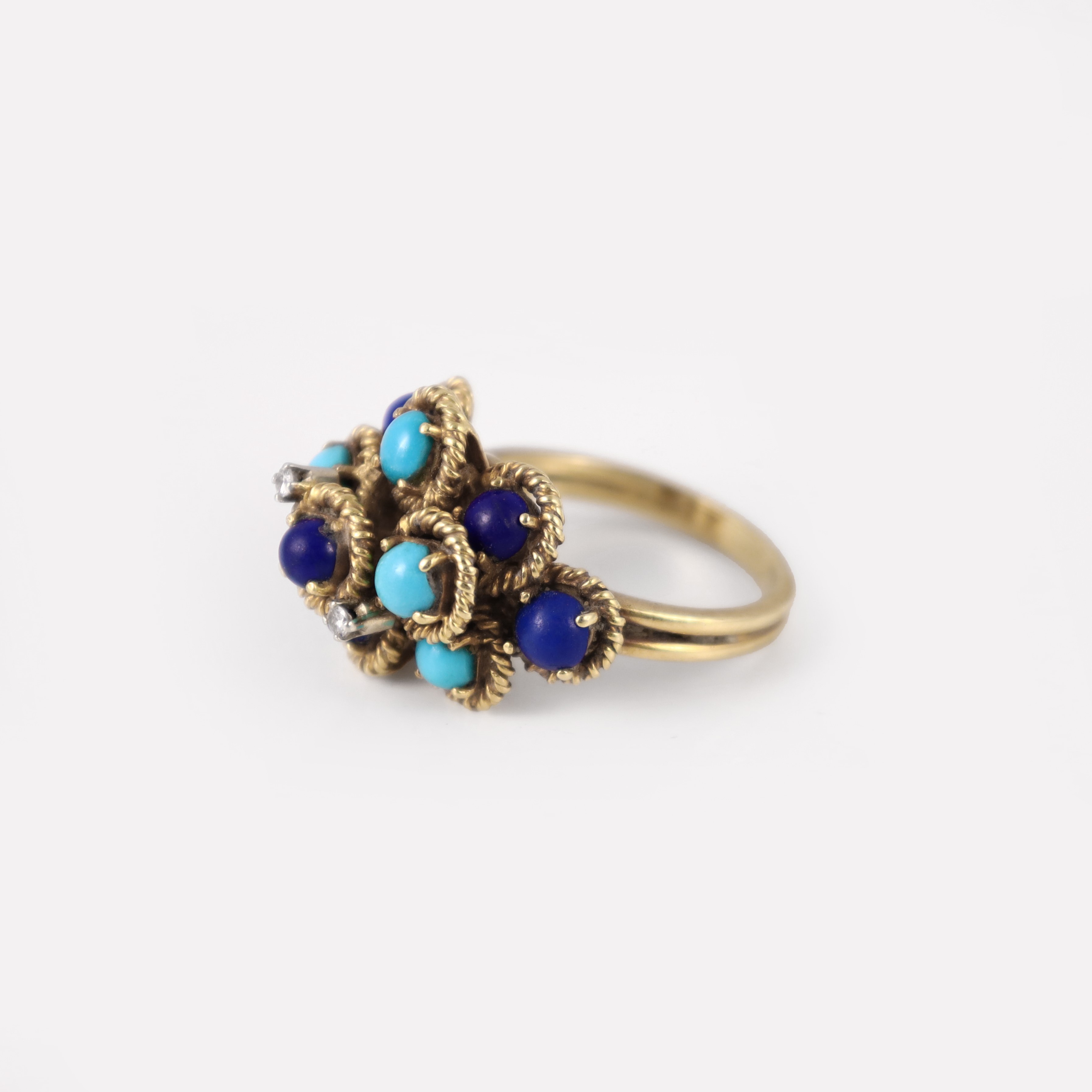 Anello, oro giallo 18 kt con turchesi e lapislazzuli cabochon e brillanti