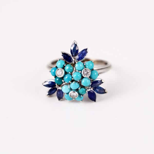 18KT GOLD RING SET WITH SAPPHIRES, TURQUOISES AND DIAMONDS
