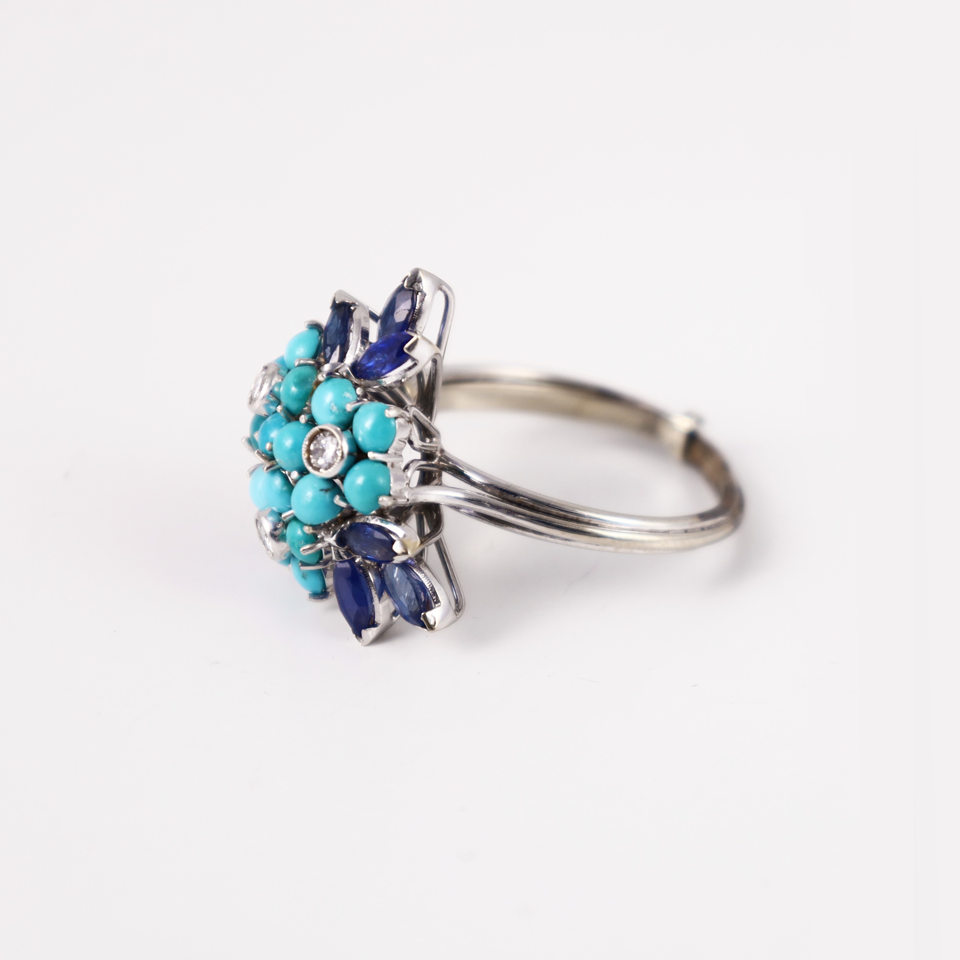 Anello in oro bianco 18 kt, motivi floreali con zaffiri e turchesi cabochon