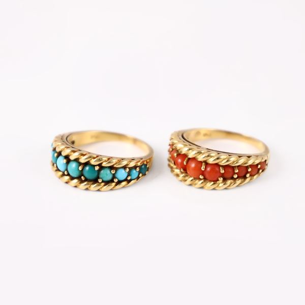 18KT GOLD LOT COMPRISING TWO RINGS SET WITH CORAL AND TURQUOISE