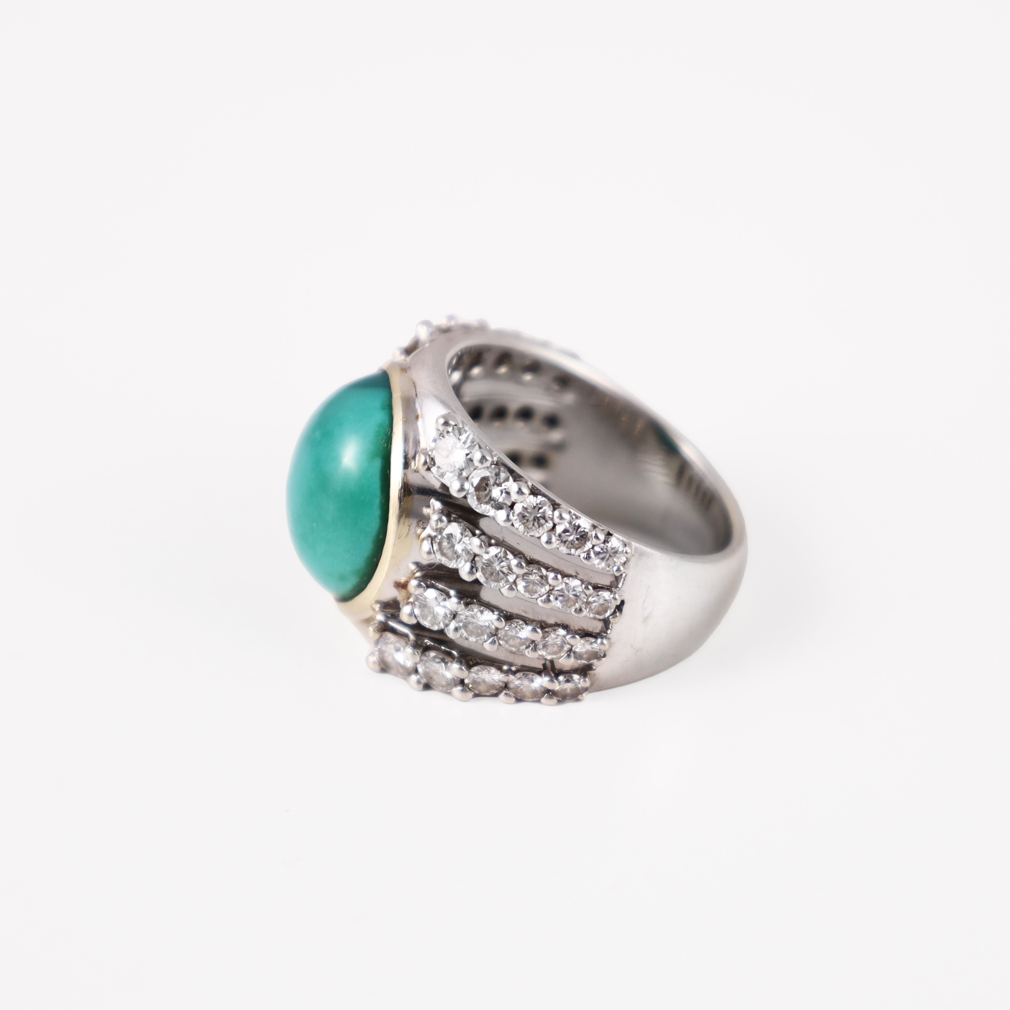 Anello in oro bianco 18 kt con turchese ovale cabochon e brillanti