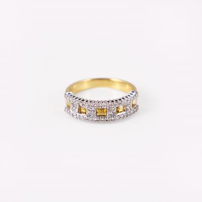 In oro giallo e bianco 18 kt, Anello con corindoni gialli taglio carré e brillanti