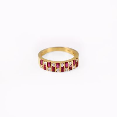 Anello in oro giallo 18 kt con brillanti e rubini taglio baguette