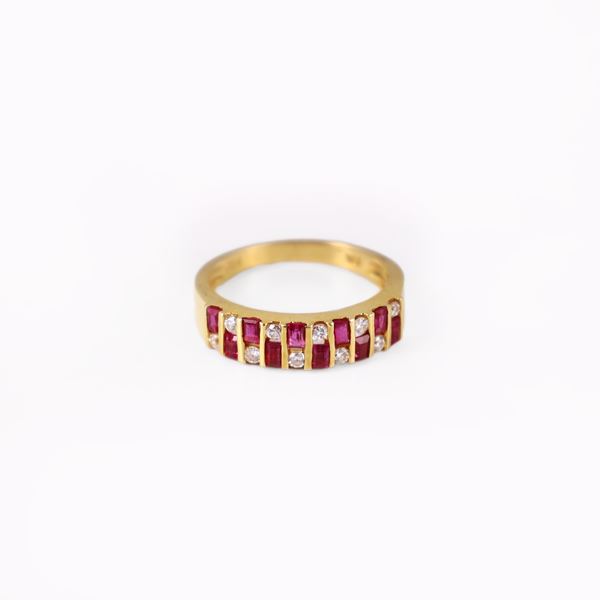 18KT GOLD RING SET WITH DIAMONDS AND RUBIES
