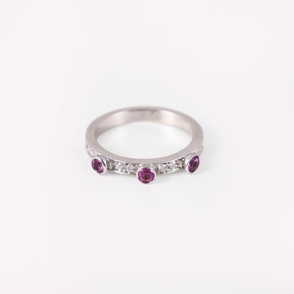 18KT GOLD RING SET WITH DIAMONDS AND TOURMALINES